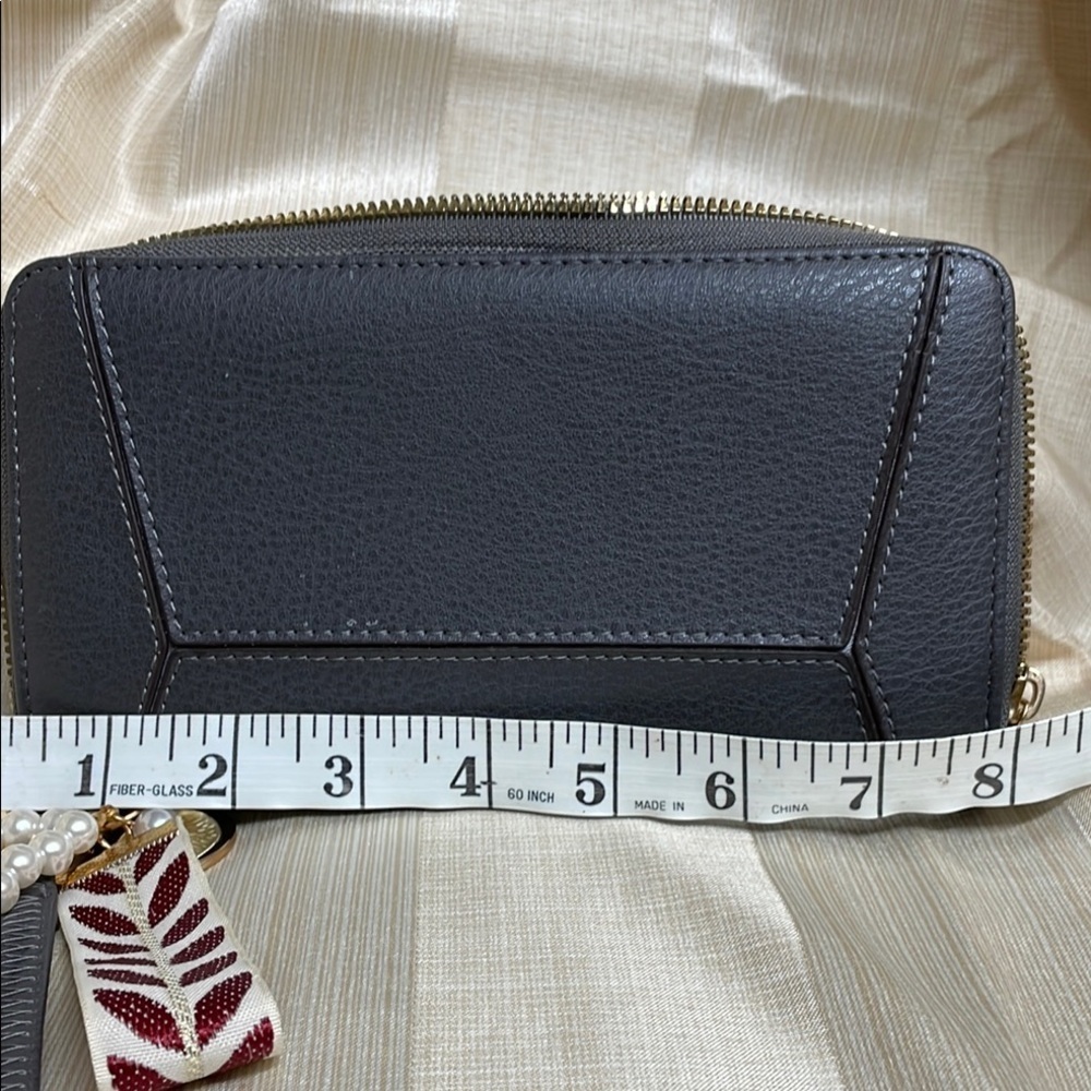 Sleek Grey Clutch with Wristlet and Chevron Detachable Key Ring - Picture 5 of 5